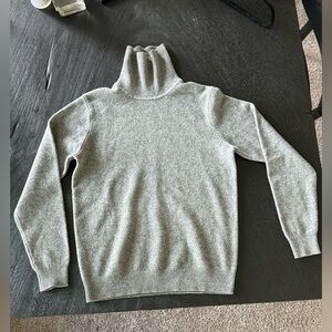 Uniqlo Light Gray Turtleneck Sweater